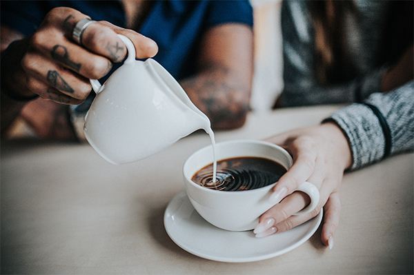 making latte art on coffee